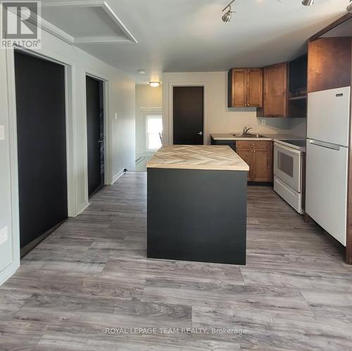1008 St. Laurent Boulevard, Ottawa, ON - Indoor Photo Showing Kitchen