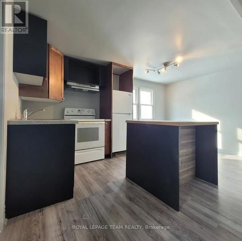 1008 St. Laurent Boulevard, Ottawa, ON - Indoor Photo Showing Kitchen