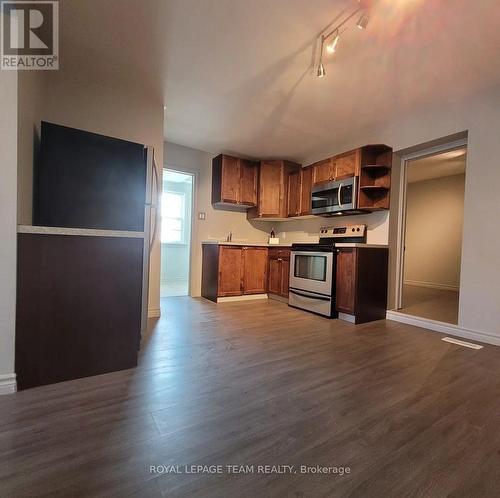 1008 St. Laurent Boulevard, Ottawa, ON - Indoor Photo Showing Kitchen