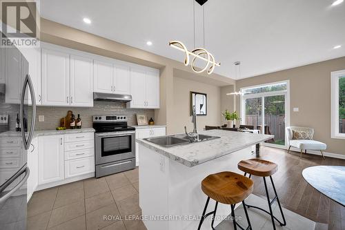 210 Geyser Place, Ottawa, ON - Indoor Photo Showing Kitchen With Double Sink With Upgraded Kitchen