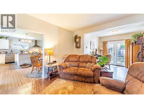 1015 Winlaw Road, Creston, BC - Indoor Photo Showing Living Room