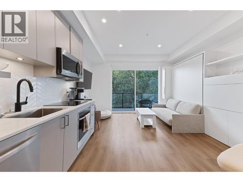 1274 Devonshire Avenue Unit# 306, Kelowna, BC - Indoor Photo Showing Kitchen With Upgraded Kitchen