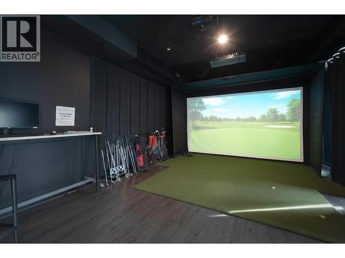 Main Floor Lounge golf simulator - 1274 Devonshire Avenue Unit# 306, Kelowna, BC - Indoor Photo Showing Other Room