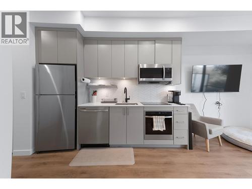 1274 Devonshire Avenue Unit# 306, Kelowna, BC - Indoor Photo Showing Kitchen With Upgraded Kitchen