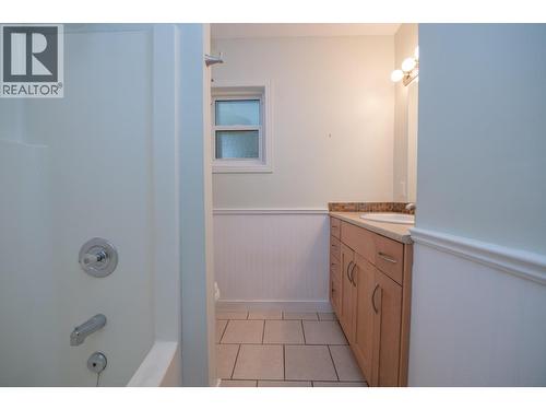 3005 15 Street, Vernon, BC - Indoor Photo Showing Bathroom
