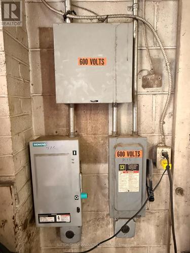 2070 Queensway Drive, Burlington, ON 