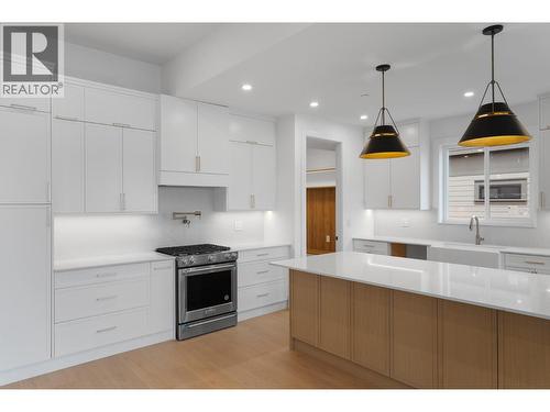 8920 Tavistock Road, Vernon, BC - Indoor Photo Showing Kitchen With Upgraded Kitchen