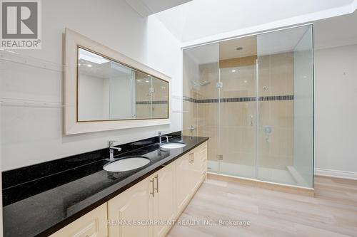 8 Ridgewood Drive, Richmond Hill, ON - Indoor Photo Showing Bathroom