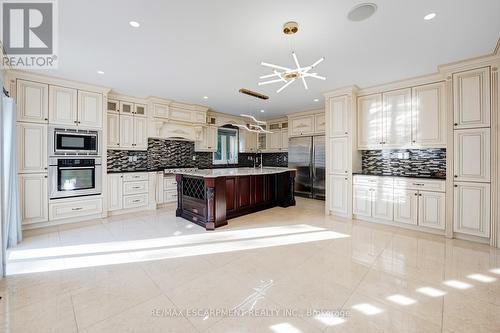 8 Ridgewood Drive, Richmond Hill, ON - Indoor Photo Showing Kitchen With Upgraded Kitchen