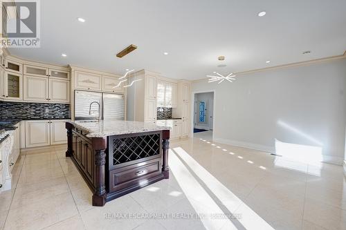 8 Ridgewood Drive, Richmond Hill, ON - Indoor Photo Showing Kitchen With Upgraded Kitchen