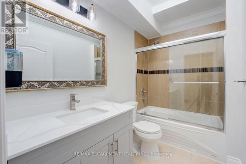8 Ridgewood Drive, Richmond Hill, ON - Indoor Photo Showing Bathroom