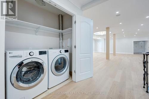 8 Ridgewood Drive, Richmond Hill, ON - Indoor Photo Showing Laundry Room