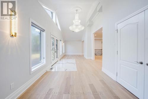 8 Ridgewood Drive, Richmond Hill, ON - Indoor Photo Showing Other Room