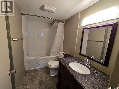 446 2Nd Avenue Nw, Swift Current, SK - Indoor Photo Showing Bathroom