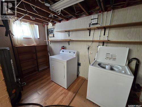 446 2Nd Avenue Nw, Swift Current, SK - Indoor Photo Showing Laundry Room