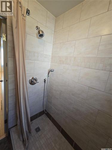446 2Nd Avenue Nw, Swift Current, SK - Indoor Photo Showing Bathroom