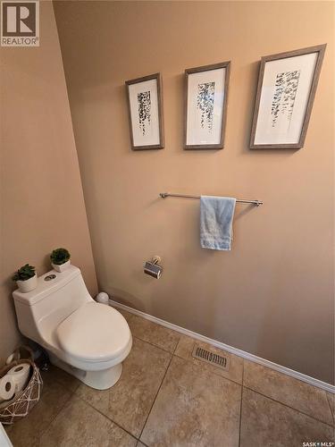 6 815 5Th Street Ne, Weyburn, SK - Indoor Photo Showing Bathroom