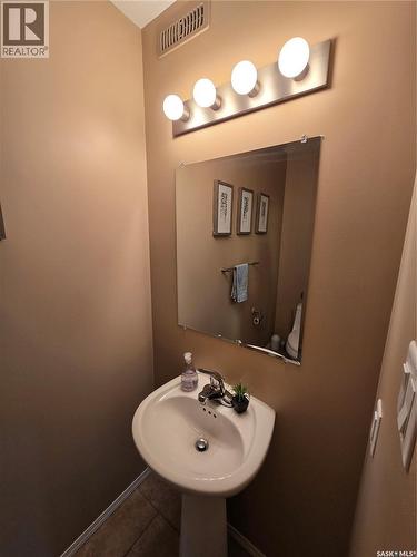 6 815 5Th Street Ne, Weyburn, SK - Indoor Photo Showing Bathroom