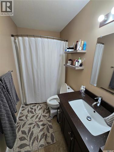 6 815 5Th Street Ne, Weyburn, SK - Indoor Photo Showing Bathroom