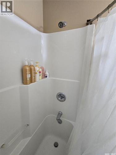 6 815 5Th Street Ne, Weyburn, SK - Indoor Photo Showing Bathroom