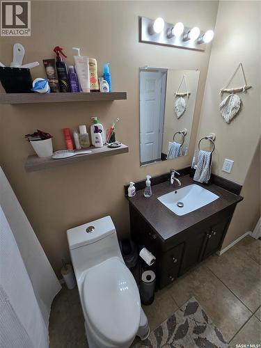 6 815 5Th Street Ne, Weyburn, SK - Indoor Photo Showing Bathroom