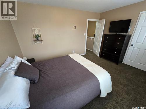 6 815 5Th Street Ne, Weyburn, SK - Indoor Photo Showing Bedroom