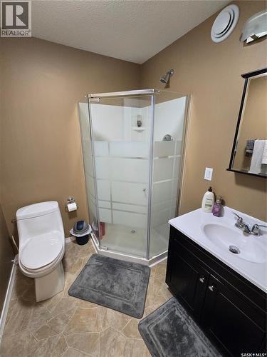 6 815 5Th Street Ne, Weyburn, SK - Indoor Photo Showing Bathroom