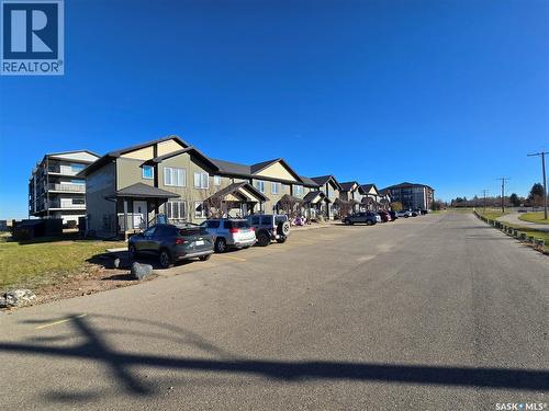 6 815 5Th Street Ne, Weyburn, SK - Outdoor
