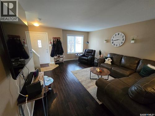 6 815 5Th Street Ne, Weyburn, SK - Indoor Photo Showing Living Room