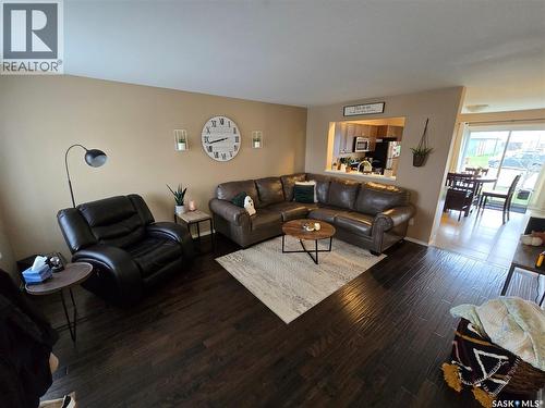 6 815 5Th Street Ne, Weyburn, SK - Indoor Photo Showing Living Room