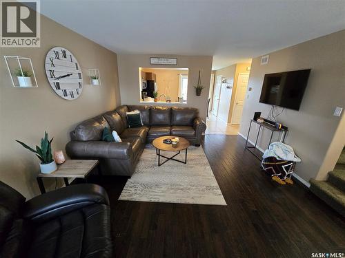 6 815 5Th Street Ne, Weyburn, SK - Indoor Photo Showing Living Room