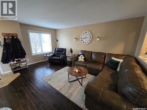 6 815 5Th Street Ne, Weyburn, SK - Indoor Photo Showing Living Room