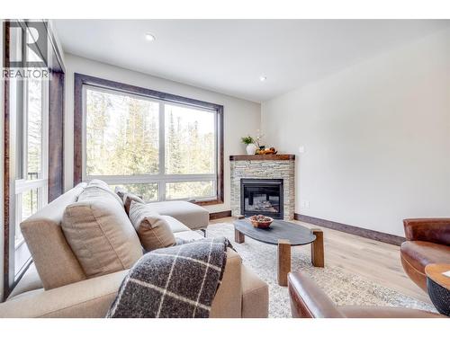 4576 Timberline Crescent Unit# 38, Fernie, BC - Indoor Photo Showing Living Room With Fireplace