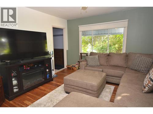 2203 45 Avenue, Vernon, BC - Indoor Photo Showing Living Room