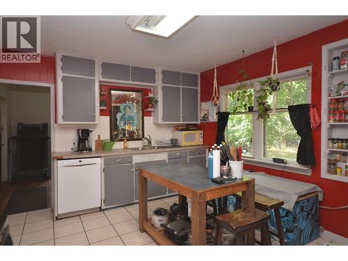 2203 45 Avenue, Vernon, BC - Indoor Photo Showing Kitchen