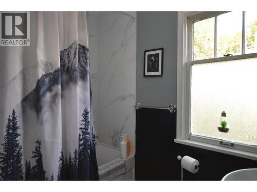 2203 45 Avenue, Vernon, BC - Indoor Photo Showing Bathroom