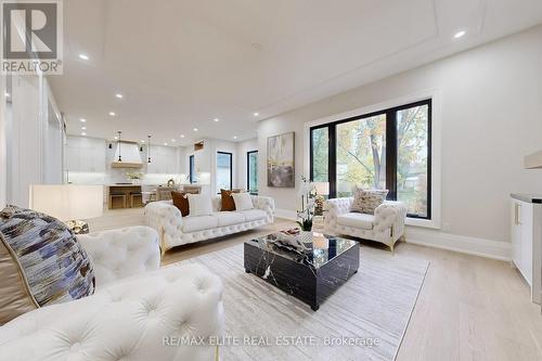 160 Lawrence Avenue, Richmond Hill, ON - Indoor Photo Showing Living Room