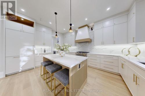 160 Lawrence Avenue, Richmond Hill, ON - Indoor Photo Showing Kitchen With Upgraded Kitchen