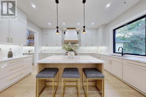 160 Lawrence Avenue, Richmond Hill, ON - Indoor Photo Showing Kitchen With Upgraded Kitchen