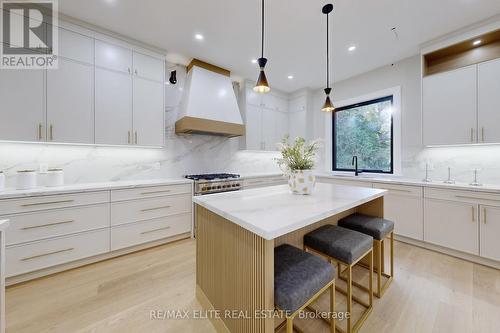 160 Lawrence Avenue, Richmond Hill, ON - Indoor Photo Showing Kitchen With Upgraded Kitchen