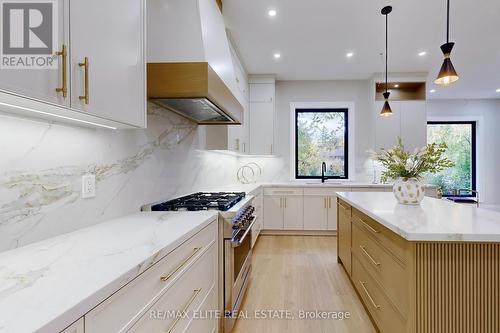 160 Lawrence Avenue, Richmond Hill, ON - Indoor Photo Showing Kitchen With Upgraded Kitchen