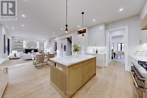 160 Lawrence Avenue, Richmond Hill, ON - Indoor Photo Showing Kitchen With Upgraded Kitchen