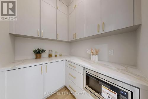 160 Lawrence Avenue, Richmond Hill, ON - Indoor Photo Showing Kitchen