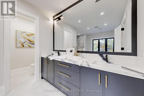 160 Lawrence Avenue, Richmond Hill, ON - Indoor Photo Showing Bathroom