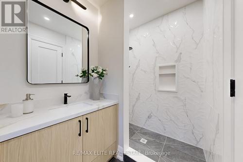 160 Lawrence Avenue, Richmond Hill, ON - Indoor Photo Showing Bathroom