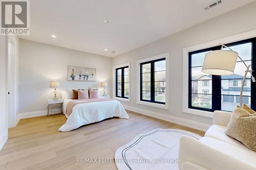 160 Lawrence Avenue, Richmond Hill, ON - Indoor Photo Showing Bedroom