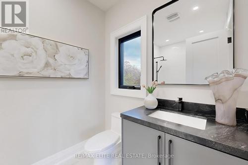 160 Lawrence Avenue, Richmond Hill, ON - Indoor Photo Showing Bathroom