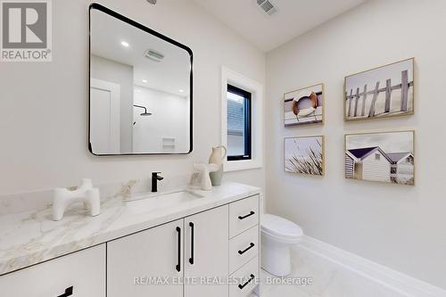 160 Lawrence Avenue, Richmond Hill, ON - Indoor Photo Showing Bathroom