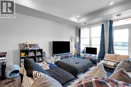 811 Hilliard Street W, Saskatoon, SK - Indoor Photo Showing Living Room