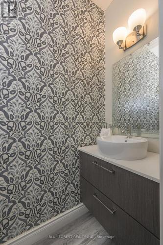 2641 Tucker Court, London North (North I), ON - Indoor Photo Showing Bathroom